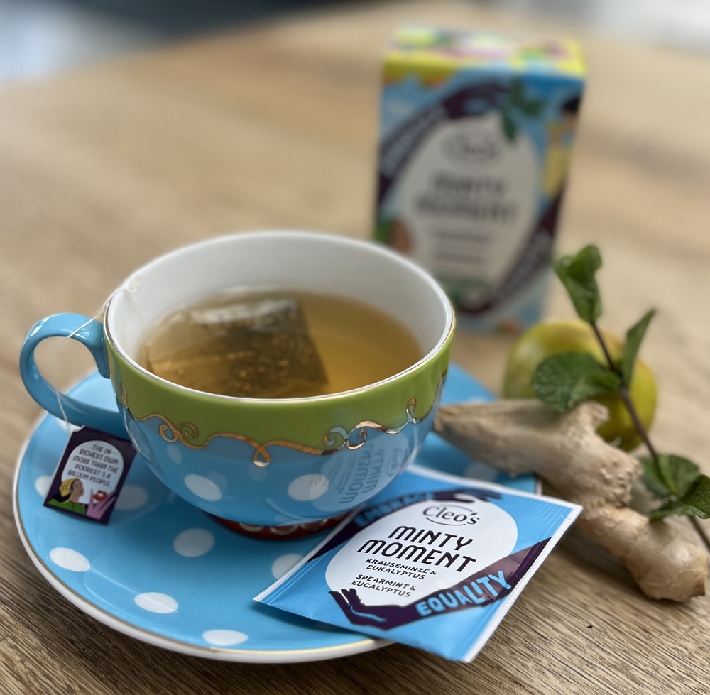 kop kruidenthee op tafel gemaakt van Cleo's Minty Moment